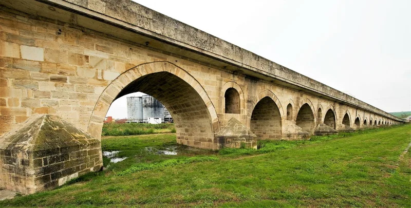 Le pont d'Uzunköprü est le plus long pont en pierre de Turquie